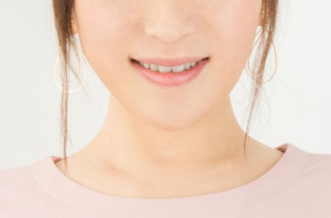 笑顔の女性の口元